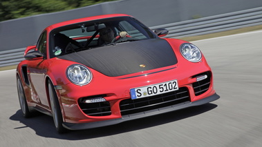 Porsche 997 GT2 RS rouge 3/4 avant droit travelling penché 2