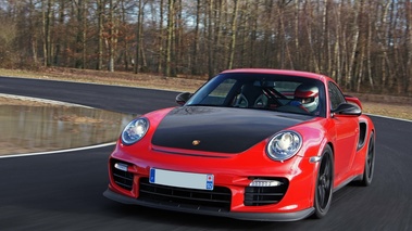 Porsche 997 GT2 RS rouge 3/4 avant gauche travelling penché 2