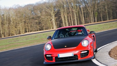 Porsche 997 GT2 RS rouge 3/4 avant gauche travelling penché 3