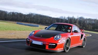 Porsche 997 GT2 RS rouge 3/4 avant gauche travelling penché 4