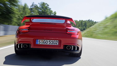 Porsche 997 GT2 RS rouge face arrière travelling penché