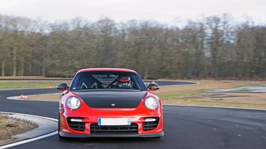 Porsche 997 GT2 RS rouge face avant travelling 2