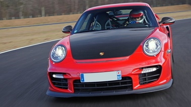 Porsche 997 GT2 RS rouge face avant travelling penché 3