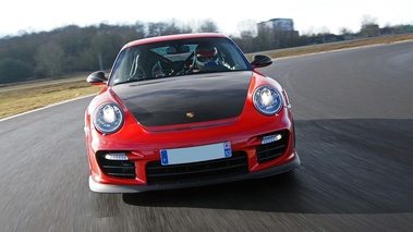 Porsche 997 GT2 RS rouge face avant travelling penché 4