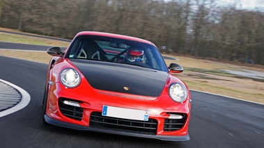 Porsche 997 GT2 RS rouge face avant travelling penché 5