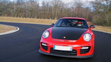 Porsche 997 GT2 RS rouge face avant travelling penché