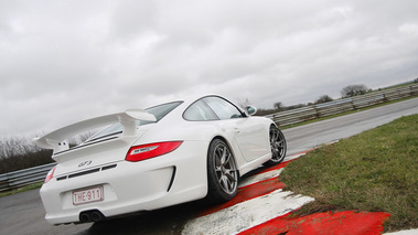 Porsche 997 GT3 MkII blanc 3/4 arrière droit penché