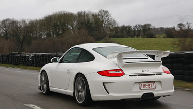 Porsche 997 GT3 MkII blanc 3/4 arrière gauche travelling