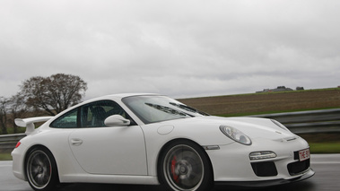 Porsche 997 GT3 MkII blanc 3/4 avant droit travelling penché