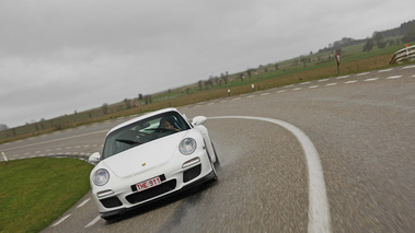 Porsche 997 GT3 MkII blanc face avant travelling penché
