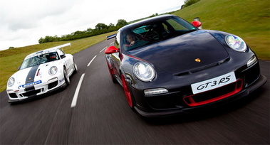 Porsche 997 GT3 MkII Cup blanc 3/4 avant gauche & 997 GT3 RS MkII anthracite face avant travelling penché