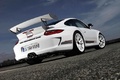 Porsche 997 GT3 RS 4.0 blanc 3/4 arrière droit penché debout