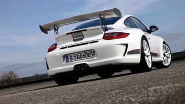 Porsche 997 GT3 RS 4.0 blanc 3/4 arrière droit penché