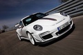 Porsche 997 GT3 RS 4.0 blanc 3/4 avant droit travelling penché 2
