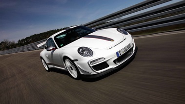 Porsche 997 GT3 RS 4.0 blanc 3/4 avant droit travelling penché