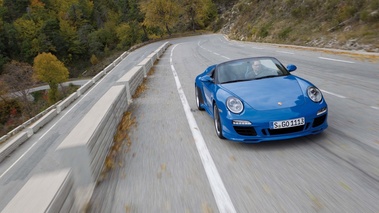 Porsche 997 Speedster bleu 3/4 avant droit travelling penché vue de haut