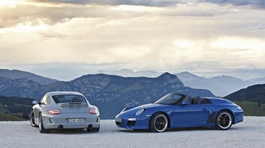 Porsche 997 Speedster bleu 3/4 avant gauche & 997 Sport Classic gris 3/4 arrière gauche