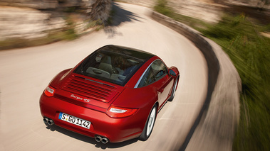 Porsche 997 Targa 4S MkII rouge 3/4 arrière droit penché vue de haut