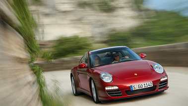 Porsche 997 Targa 4S MkII rouge 3/4 avant droit travelling penché