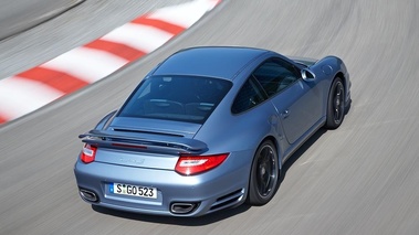 Porsche 997 Turbo S bleu 3/4 arrière droit travelling vue de haut