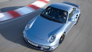 Porsche 997 Turbo S bleu 3/4 avant gauche travelling vue de haut