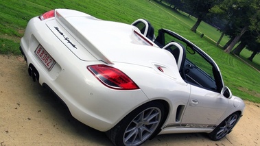 Porsche Boxster Spyder blanc 3/4 arrière droit penché