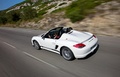 Porsche Boxster Spyder blanc 3/4 arrière gauche travelling penché vue de haut 2