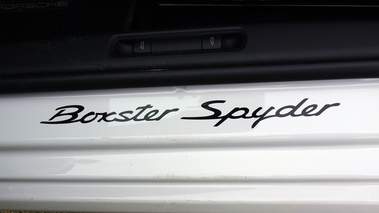 Porsche Boxster Spyder blanc pas de porte