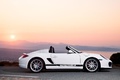 Porsche Boxster Spyder - blanc - profil droit, ouvert