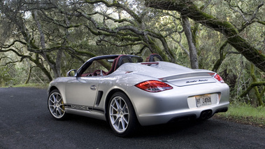 Porsche Boxster Spyder gris 3/4 arrière gauche penché