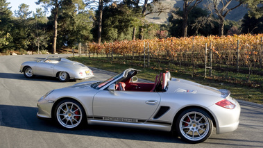 Porsche Boxster Spyder gris profil & 356 Speedster gris 3/4 arrière gauche