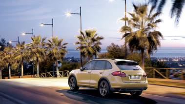 Porsche Cayenne S jaune 3/4 arrière gauche travelling