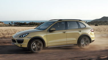 Porsche Cayenne S jaune 3/4 avant gauche travelling