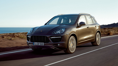 Porsche Cayenne Turbo - 3/4 avant gauche, dynamique