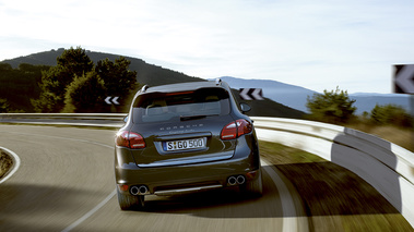 Porsche Cayenne Turbo anthracite face arrière travelling penché