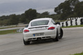 Porsche Cayman R blanc 3/4 arrière droit filé penché