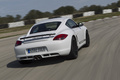 Porsche Cayman R blanc 3/4 arrière droit travelling penché