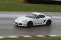 Porsche Cayman R blanc 3/4 avant gauche filé vue de haut