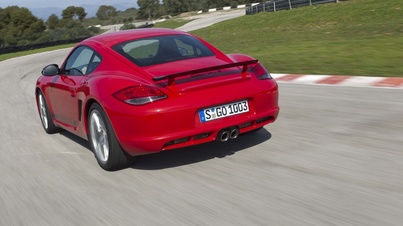 Porsche Cayman R rouge 3/4 arrière gauche travelling penché 2