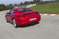 Porsche Cayman R rouge 3/4 arrière gauche travelling penché 2