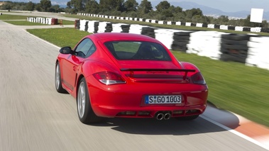 Porsche Cayman R rouge 3/4 arrière gauche travelling penché 3