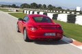 Porsche Cayman R rouge 3/4 arrière gauche travelling penché 3
