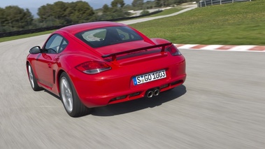 Porsche Cayman R rouge 3/4 arrière gauche travelling penché