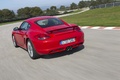Porsche Cayman R rouge 3/4 arrière gauche travelling penché