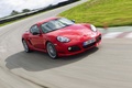Porsche Cayman R rouge 3/4 avant droit travelling penché