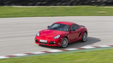 Porsche Cayman R rouge 3/4 avant gauche filé vue de haut