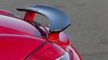 Porsche Cayman R rouge aileron