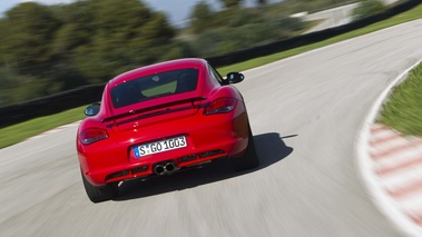 Porsche Cayman R rouge face arrière travelling penché