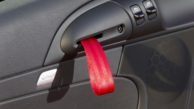 Porsche Cayman R rouge poignée de porte intérieure