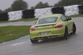 Porsche Cayman R vert 3/4 arrière droit filé penché